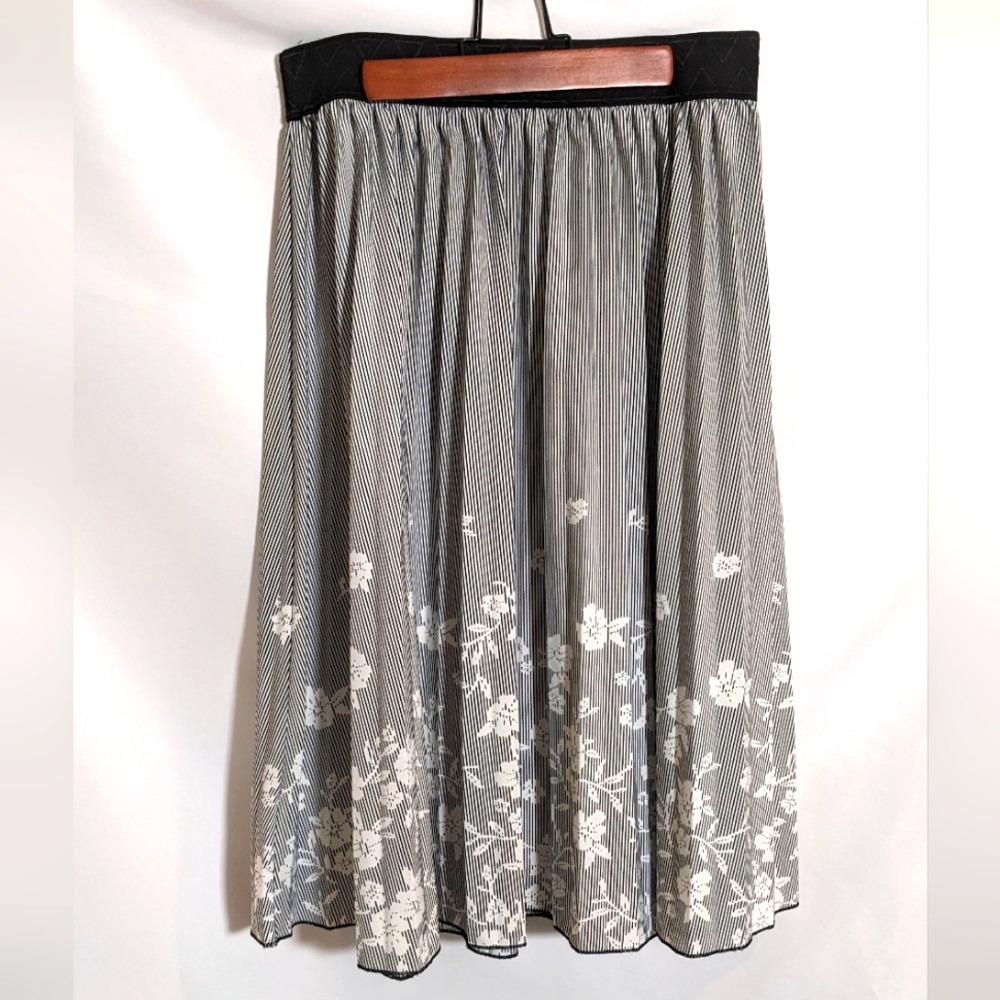 Black & White Floral Pleated Skirt